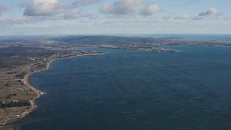 Große-Luftaufnahme-über-Das-Thau-Becken-Oder-Das-Thau-Becken,-Die-Größte-Lagune-Frankreichs